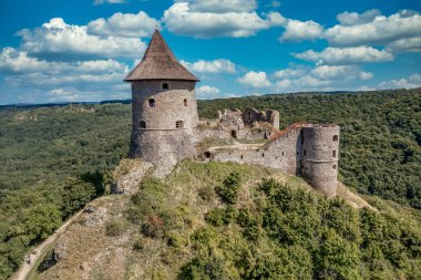 Slovakya ile Macaristan arasındaki Somosko ortaçağ şatosunun üçgen şekilli bir tepede ve birinin çatısı olan üç yuvarlak kuleli havadan görünüşü