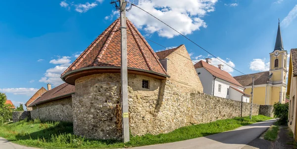 Letecký Pohled Středověký Hrad Szaszvar Opevněný Zámeček Červenou Střechou Malou — Stock fotografie