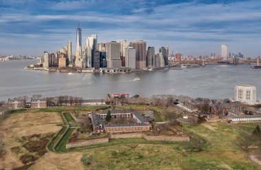 New York 'taki Hudson Nehri' ni koruyan Vali Adası 'ndaki Jay Kalesi' nin tarihi manzarası. Manhattan 'ın aşağı bölgesinin gökdelenlerinin manzarası.