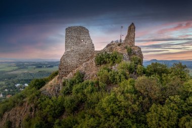 Balaton Gölü yakınındaki Szigliget Kalesi 'nin havadan görünüşü. Yeni restore edilmiş duvarları, kapı kulesi, saray binası günbatımı renkli gökyüzü.
