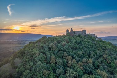 Balaton Gölü yakınındaki Szigliget Kalesi 'nin havadan görünüşü. Yeni restore edilmiş duvarları, kapı kulesi, saray binası günbatımı renkli gökyüzü.
