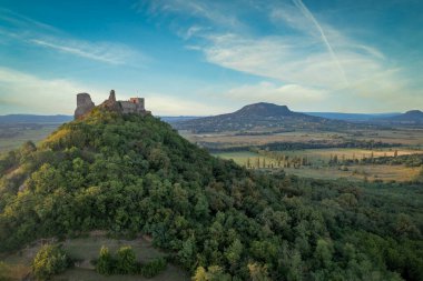 Arka planda Badacsony ile Balaton Gölü yakınlarındaki Szigliget Ortaçağ Kalesi 'nin ender hava manzarası