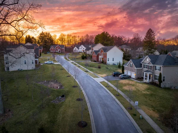 Camino Que Conduce Exclusivo Vecindario Estadounidense Con Grandes Casas Unifamiliares — Foto de Stock