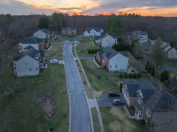 Straße Führt Gehobene Amerikanische Nachbarschaft Mit Großen Einfamilienhäusern Wjere Kinder — Stockfoto