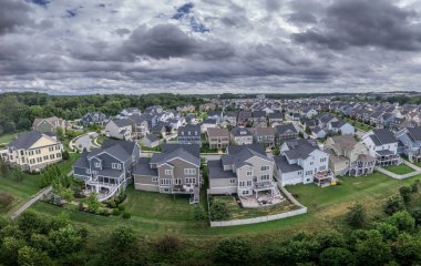 Fulton Maryland 'deki lüks aile evlerinin havadan görünüşü arka bahçesi, terası, güvertesi yeni lüks bir Amerikan mahallesinde barınma olanağı sağlıyor.