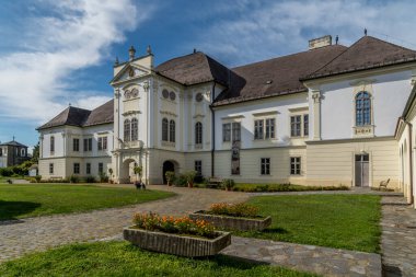 Forgach kalesi ve Szecseny Macaristan 'daki bulutlu mavi gökyüzü manzarası