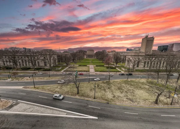 Massachusetts Teknoloji Enstitüsü ana kampüs binası dramatik gün batımı gökyüzü