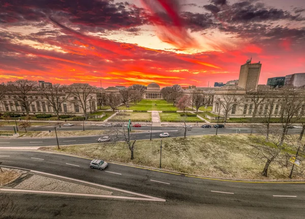 Massachusetts Teknoloji Enstitüsü ana kampüs binası dramatik gün batımı gökyüzü