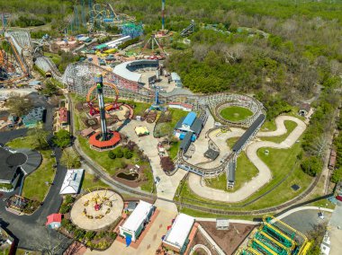 Maryland 'de boş hız trenleri ve su parkı olan Amerikan eğlence parkının hava manzarası.