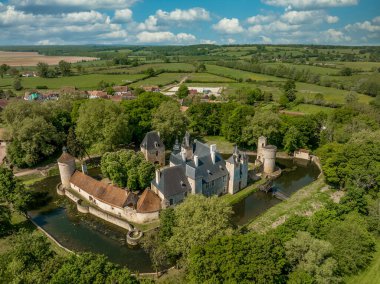 Berry ve Bourbonnais sınırındaki tarihi Bannegon kalesinin hava manzarası, heybetli kalesi, asma köprüsü, ve trapezoidal güçlendirilmiş bir muhafaza, su dolu hendek