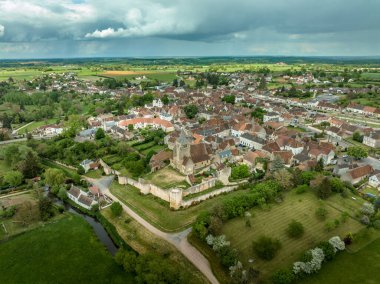 Ainay le Chateau 'nun havadan görünüşü, Fransa' nın Allier departmanındaki küçük ortaçağ kasabası, surları ve Saint Etienne Gotik kilisesini çevreleyen yuvarlak kuleleri.