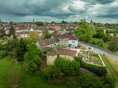 Ainay le Chateau 'nun havadan görünüşü, Fransa' nın Allier departmanındaki küçük ortaçağ kasabası, surları ve Saint Etienne Gotik kilisesini çevreleyen yuvarlak kuleleri.