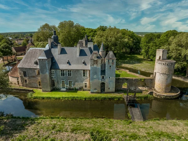 Berry ve Bourbonnais sınırındaki tarihi Bannegon kalesinin hava manzarası, heybetli kalesi, asma köprüsü, ve trapezoidal güçlendirilmiş bir muhafaza, su dolu hendek