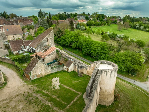 Ainay le Chateau 'nun havadan görünüşü, Fransa' nın Allier departmanındaki küçük ortaçağ kasabası, surları ve Saint Etienne Gotik kilisesini çevreleyen yuvarlak kuleleri.