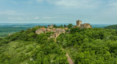 Brancion 'un havadan görünüşü Güney Burgundy Fransa' nın göbeğinde ortaçağ askeri mimarisinin yaşayan bir örneği olan Gotik şatosu, şehir kapısı olan gizli bir ortaçağ köyü.