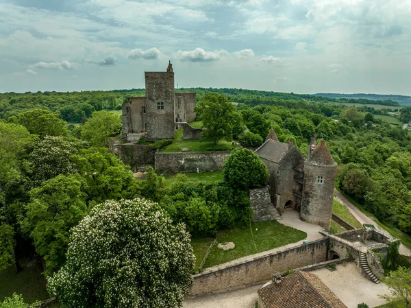Brancion 'un havadan görünüşü Güney Burgundy Fransa' nın göbeğinde ortaçağ askeri mimarisinin yaşayan bir örneği olan Gotik şatosu, şehir kapısı olan gizli bir ortaçağ köyü.