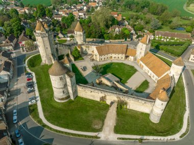 Ortaçağ Gotik Blandy kalesinin havadan görünüşü, altı kuleli tek bir muhafaza.