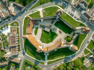 Ortaçağ Gotik Blandy kalesinin havadan görünüşü, altı kuleli tek bir muhafaza.
