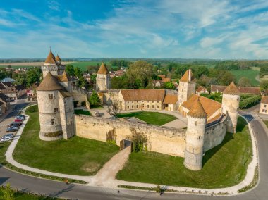 Ortaçağ Gotik Blandy kalesinin havadan görünüşü, altı kuleli tek bir muhafaza.