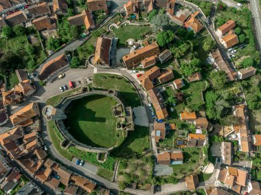 Fransa 'nın merkezindeki Billy Kalesi' nin yukarıdan görünen havadan planı. Donjon, dört yarı daire kule ve tepedeki güçlendirilmiş kapı evi.