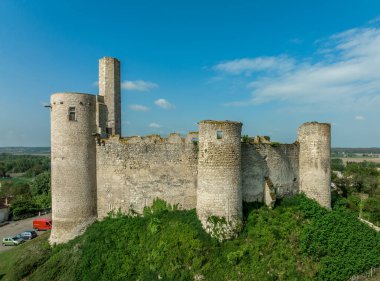 Orta Fransa 'daki Billy Kalesi' nin havadan görünüşü. Donjon, dört yarı daire kulesi ve tepedeki güçlendirilmiş kapı evi.
