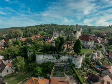 Orta Fransa 'daki Billy Kalesi' nin havadan görünüşü. Donjon, dört yarı daire kulesi ve tepedeki güçlendirilmiş kapı evi.