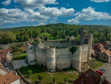 Orta Fransa 'daki Billy Kalesi' nin havadan görünüşü. Donjon, dört yarı daire kulesi ve tepedeki güçlendirilmiş kapı evi.