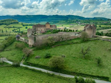 Berze le Chatel Lamartinien Vadisi 'ne hükmeden kaleyi iki yuvarlak kulenin etrafında asma köprü ve liman kapısı ile kuşatıyor.