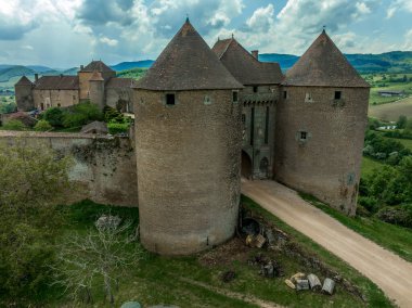 Berze le Chatel Lamartinien Vadisi 'ne hükmeden kaleyi iki yuvarlak kulenin etrafında asma köprü ve liman kapısı ile kuşatıyor.