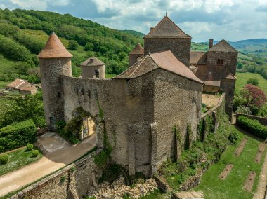 Berze le Chatel Lamartinien Vadisi 'ne hükmeden kaleyi iki yuvarlak kulenin etrafında asma köprü ve liman kapısı ile kuşatıyor.