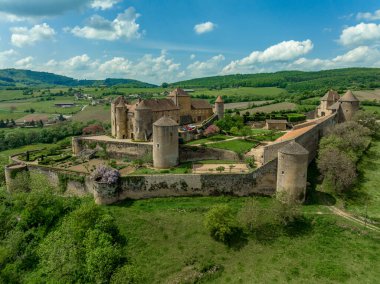 Berze le Chatel Lamartinien Vadisi 'ne hükmeden kaleyi iki yuvarlak kulenin etrafında asma köprü ve liman kapısı ile kuşatıyor.