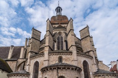 Beaune France 'daki Notre Dame Koleji Kilisesi 13. yüzyıl payandalarıyla Gotik ve Rönesans öğelerine sahip tarihi 15. yüzyıl halılarına ev sahipliği yapıyor.