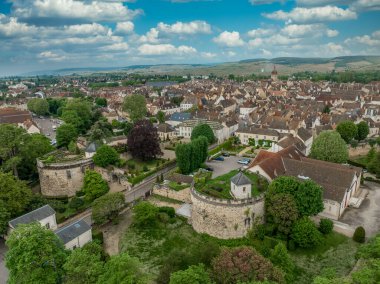 Beaune 'nin havadan görünüşü eski kasaba merkezinde, Burgundy' nin şarap başkenti siperleri, kaleleri, Beffroi saat kulesi Notre Dame kolej kilisesi