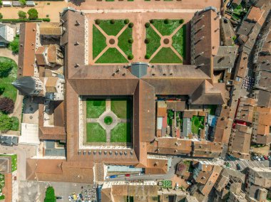 Yol, Cluny France sanat ve zanaat okuluna giden ağaçlarla aynı hizada.