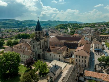 Yol, Cluny France sanat ve zanaat okuluna giden ağaçlarla aynı hizada.