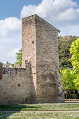 Yol, Cluny France sanat ve zanaat okuluna giden ağaçlarla aynı hizada.