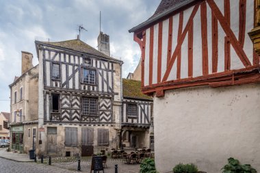 Orta Çağ Noyers sur Serein, Yvonne, Bourgogne-Franche-Comt, Fransa 'nın kuzey-orta kesiminde, kahverengi, sarı yarı ahşap evler, sütunlar ve tebeşir taşından yapılmış kaldırımlar.