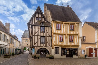 Orta Çağ Noyers sur Serein, Yvonne, Bourgogne-Franche-Comt, Fransa 'nın kuzey-orta kesiminde, kahverengi, sarı yarı ahşap evler, sütunlar ve tebeşir taşından yapılmış kaldırımlar.