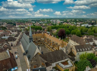 Beaune Burgundy 'deki ortaçağ renkli fayanslı bakımevinin havadan görünüşü.