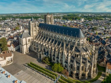 Saint Stephen (Etienne) katedralinin havadan görünüşü Bourges France 'ta bir Roma Katolik kilisesi, orta çağdan kalma bir ortaçağ sanat başyapıtı, koroyu çevreleyen beş göbek, uçan payandaları olan şapeller, 