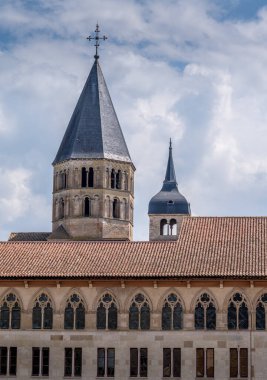 Gotik kemerli pencereler ve Cluny Fransa 'daki Benedict manastırının çatısını gösteren Roma kilise kulesi manzarası