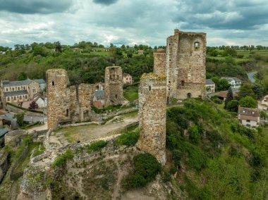 Herisson Kalesi 'nin harabelerinin havadan görünüşü, Fransa' nın orta kesimindeki iç şatoda dik duran kuleleriyle ortaçağ şehri Hrisson ve Aumance Vadisi 'ne hakim oldu.