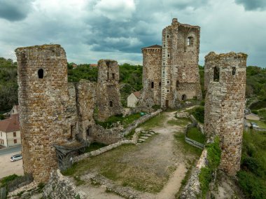 Herisson Kalesi 'nin harabelerinin havadan görünüşü, Fransa' nın orta kesimindeki iç şatoda dik duran kuleleriyle ortaçağ şehri Hrisson ve Aumance Vadisi 'ne hakim oldu.