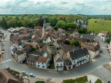 Ortaçağ şehir duvarları ve Fransa 'da iki büyük yuvarlak kuleli Rönesans şatosundan sağ kurtulan Jaligny-sur-Besbre' nin hava manzarası.