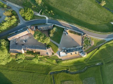 Montpoupon kalesinin hava manzarası, Loire Vadisi 'ndeki Fransız Rönesans şatosu yuvarlak kuleleri, orman vadisindeki kapı evi.