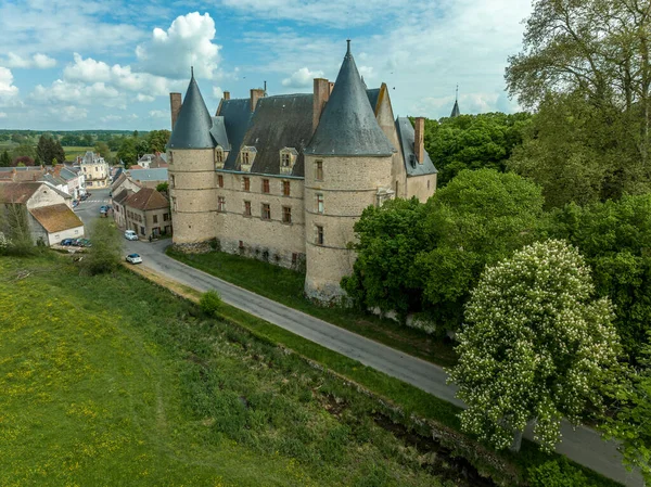 Fransa 'da Auvergne-Rhne-Alpes' te iki büyük kuleli Jaligny-sur-Besbre Rönesans kalesinin hava manzarası