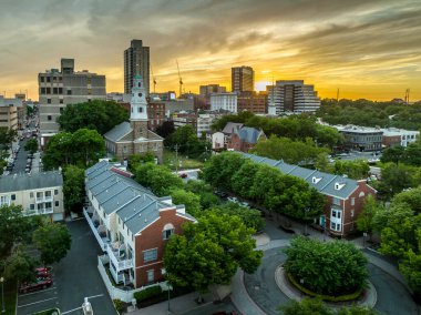 New Brunswick, New Jersey şehir merkezinin hava manzarası dramatik günbatımı gökyüzü alçak apartmanlar ve ilk ıslah edilmiş kilise, yüksek binalar, otoparklar.