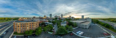 New Brunswick, New Jersey şehir merkezinin panoramik manzarası alçak katlı apartmanlar ve ilk ıslah edilmiş kilise, yüksek katlı ofis binaları, otopark yapısı
