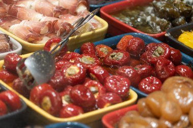 Fransız yaz pazarında doldurulmuş kırmızı biber turşusu.