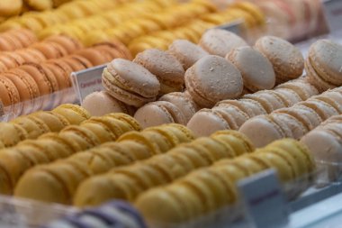 Fransız pazarında limon dolu sarı ve beyaz badem kurabiyelerinin yakın görüntüsü